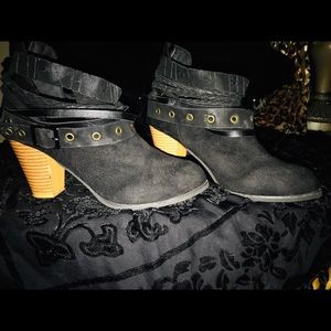 Blk buckled booties